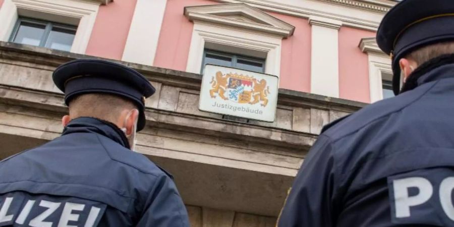 Polizisten stehen vor dem Justizgebäude in Augsburg. Foto: Stefan Puchner/dpa/Archiv
