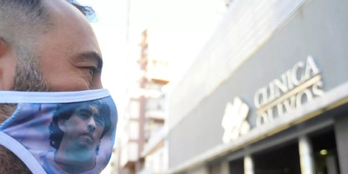 Ein Maradona-Fan vor der Klinik in Buenos Aires. Diego Maradona