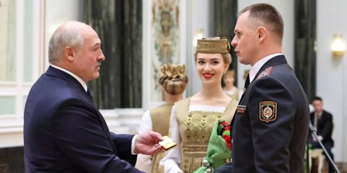 Alexander Lukaschenko und der neue Minsker Polizeichef Michail Grib. Belarus