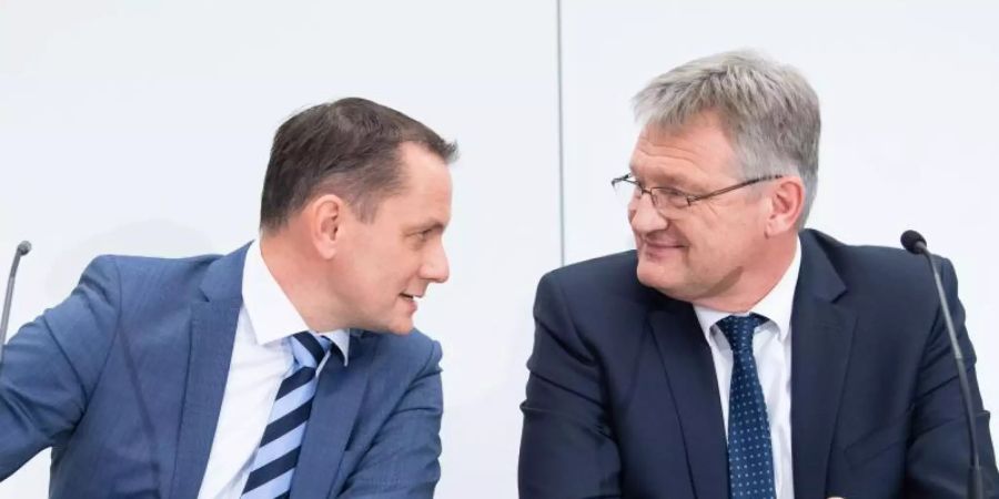 Tino Chrupalla (L) und Jörg Meuthen bei einer Veranstaltung Ende 2019 in Braunschweig. Foto: Sina Schuldt/dpa