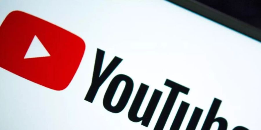 Das Logo des Video-Portals YouTube auf dem Display eines Smartphones. Foto: Monika Skolimowska/dpa-Zentralbild/dpa
