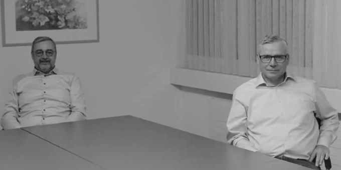 Der zurücktretende Schulrat Patrick Brühwiler (links) und Noch-Gemeinderat Mark Brunner (rechts). Es fehlt Serdar Günal Rütsche.