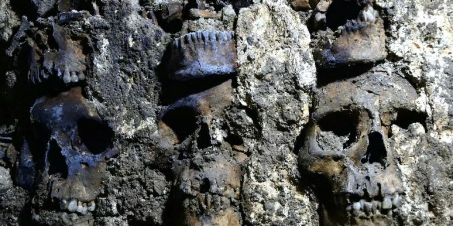 Archäologen in Mexiko legen weitere Teile von Totenschädel-Turm frei