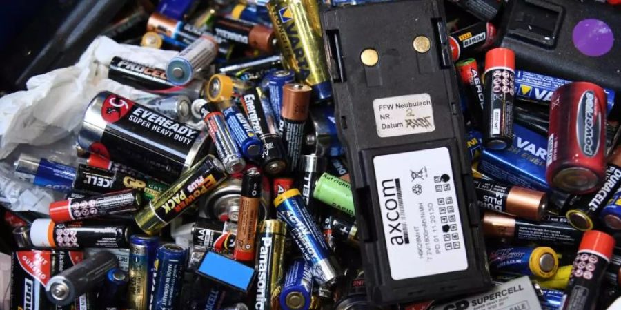 Leere Batterien sind in der Sortierung der Firma Accurec Recycling GmbH in Krefeld, Nordrhein-Westfalen. Foto: Ina Fassbender/dpa