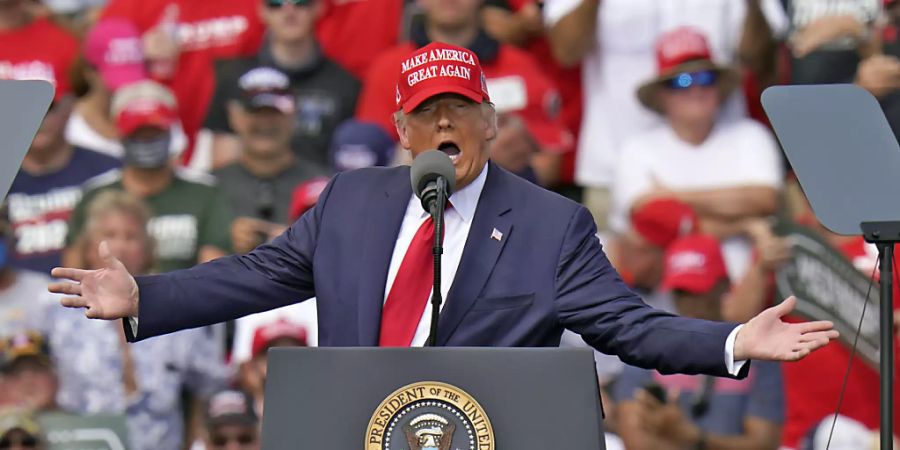 US-Präsident Donald Trump spricht bei einer Wahlkampfkundgebung in Tampa, Florida. Foto: Chris O'meara/AP/dpa