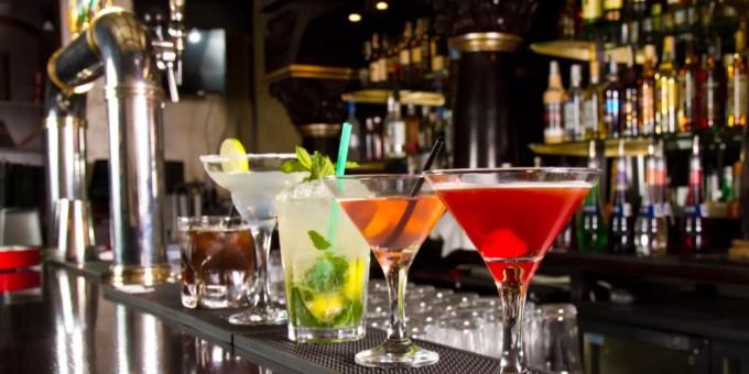 Die Kandidaten der Cocktail-Weltmeisterschaft messen sich in mehreren Kategorien. (Symbolbild) Cocktails