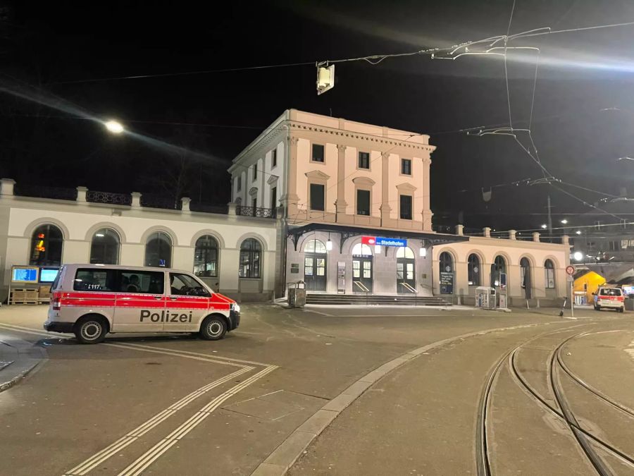 Zwei Streifenwagen vor dem Bahnhof Stadelhofen