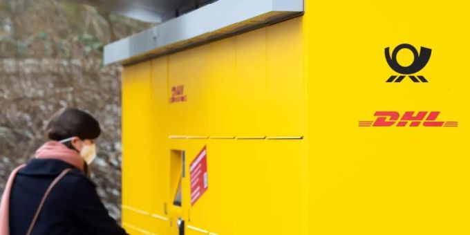 Die neue Poststation ist eine Erweiterung der schon bekannten Packstation. Dort kann man nicht nur Pakete abholen und aufgeben, sondern man bekommt auch Briefmarken, und es gibt einen integrierten Briefkasten. Foto: Federico Gambarini/dpa Die neue Poststation ist eine Erweiterung der schon bekannten Packstation. Dort kann man nicht nur Pakete abholen und aufgeben, sondern man bekommt auch Briefmarken, und es gibt einen integrierten Briefkasten. Foto: Federico Gambarini/dpa