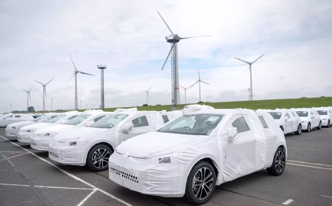 Autos von Volkswagen stehen für den Export in Schutzhüllen am Hafen. Volkswagen