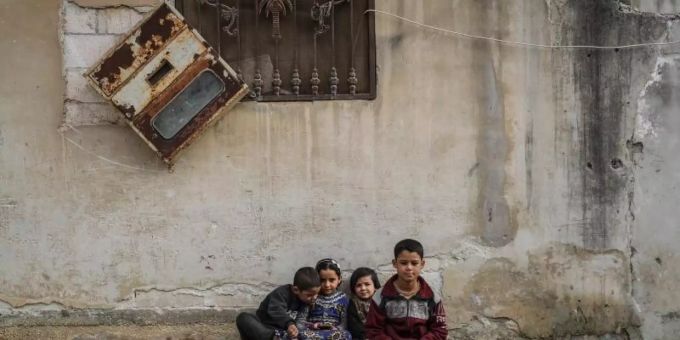 Syrische Kinder sitzen zwischen beschädigten Gebäuden im Dorf Afes. Rund zehn Jahre nach dem Beginn des Syrien-Konfliktes beklagt der UN-Menschenrechtsrat schwere Kriegsverbrechen in dem Krisenland. Foto: Anas Alkharboutli/dpa Syrische Kinder sitzen zwischen beschädigten Gebäuden im Dorf Afes. Rund zehn Jahre nach dem Beginn des Syrien-Konfliktes beklagt der UN-Menschenrechtsrat schwere Kriegsverbrechen in dem Krisenland. Foto: Anas Alkharboutli/dpa