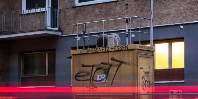 Autos fahren an der Schadstoff-Messstation vorbei. Im vergangenen Jahr haben einer vorläufigen Auswertung zufolge so wenige Städte wie noch nie den durchschnittlich erlaubten Grenzwert überschritten. Foto: Silas Stein/dpa Autos fahren an der Schadstoff-Messstation vorbei. Im vergangenen Jahr haben einer vorläufigen Auswertung zufolge so wenige Städte wie noch nie den durchschnittlich erlaubten Grenzwert überschritten. Foto: Silas Stein/dpa