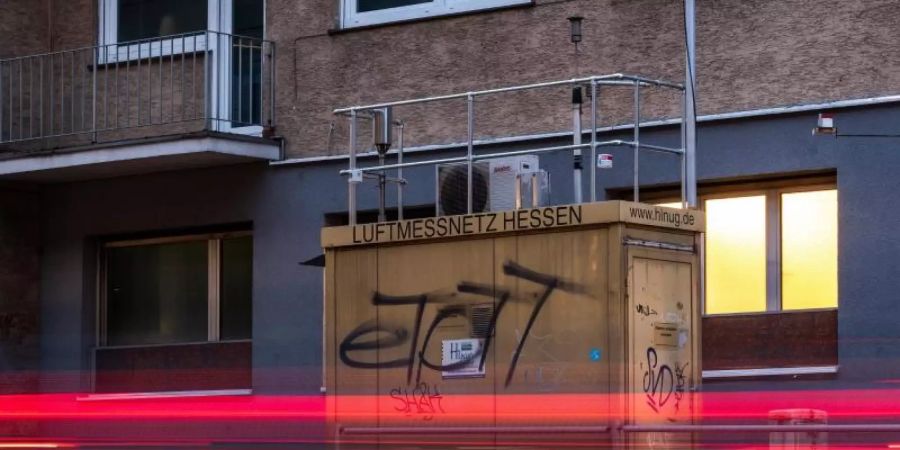 Autos fahren an der Schadstoff-Messstation vorbei. Im vergangenen Jahr haben einer vorläufigen Auswertung zufolge so wenige Städte wie noch nie den durchschnittlich erlaubten Grenzwert überschritten. Foto: Silas Stein/dpa