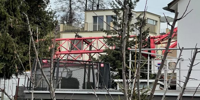 In Meilen ZH ist ein Baukran auf zwei Mehrfamilienhäuser gestürzt. baukran meilen zh