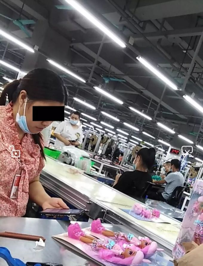 Eine Arbeiterin wird heimlich fotografiert. Für die Untersuchung sandten die NGOs eine versteckte Ermittlerin vor Ort. Mattel Fabrik