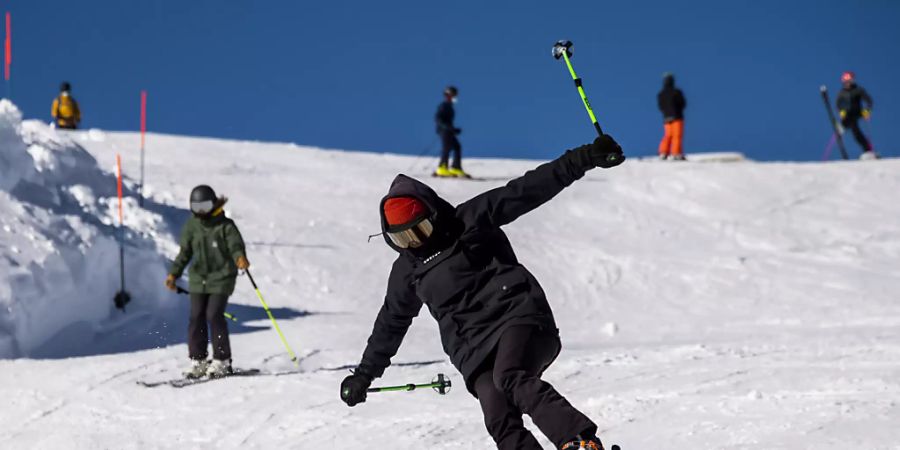 Die Skigebiete in der Schweiz sollen auch im Corona-Winter ohne grössere Massnahmen geöffnet bleiben. Das fordert eine bürgerliche Allianz vom Bundesrat. (Archivbild)