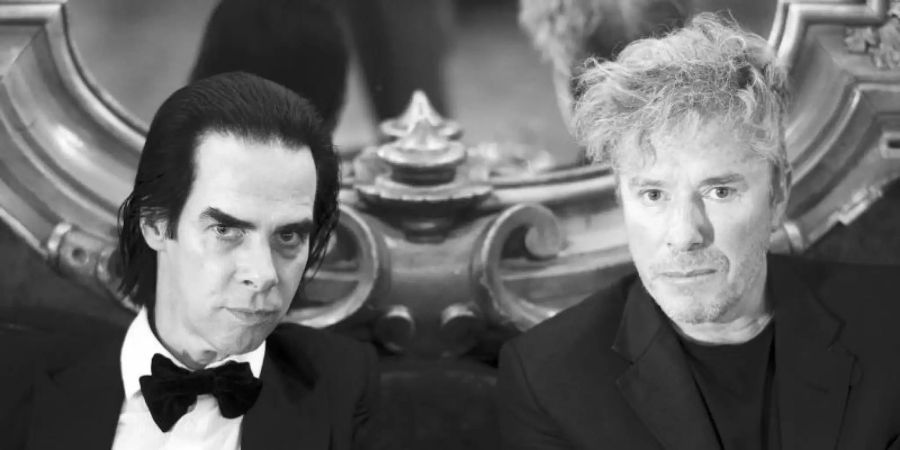 Bittgebete von Nicholas Lens (r) und Nick Cave. Foto: Sebastien Forthomme/La Monnaie De Munt/dpa