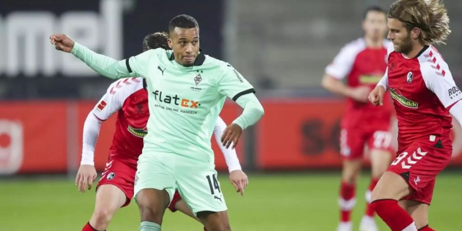 Gladbach kann wieder auf Alassane Plea (M.) setzen. Foto: Tom Weller/dpa