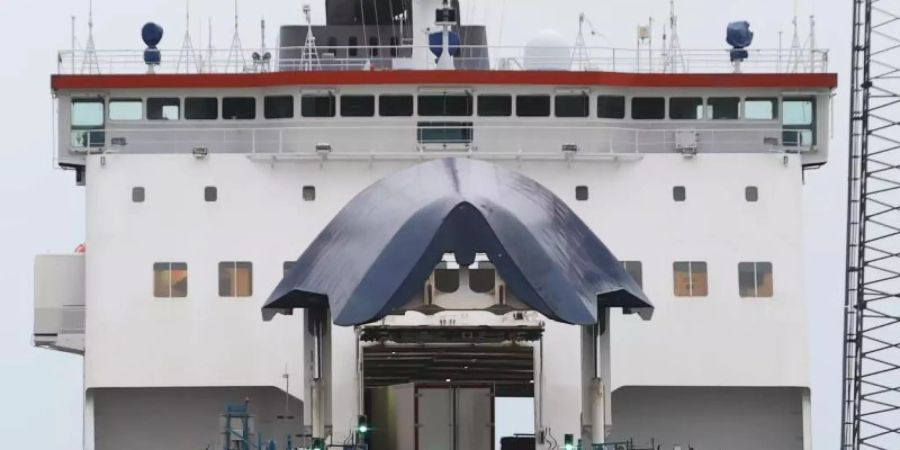 Ein Lastwagen fährt im Hafen von Larne in Nordirland an Bord eine Fähre. Seit Mitternacht ist Grossbritannien nicht mehr Mitglied des EU-Binnenmarktes und der Zollunion. Foto: Liam Mcburney/PA Wire/dpa