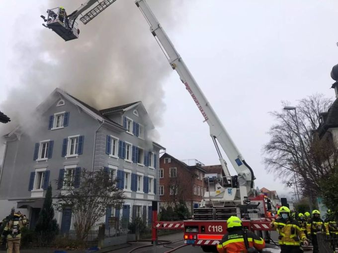 Beim Brand in Rheineck SG standen 60 Feuerwehrleute im Einsatz. Rheineck SG