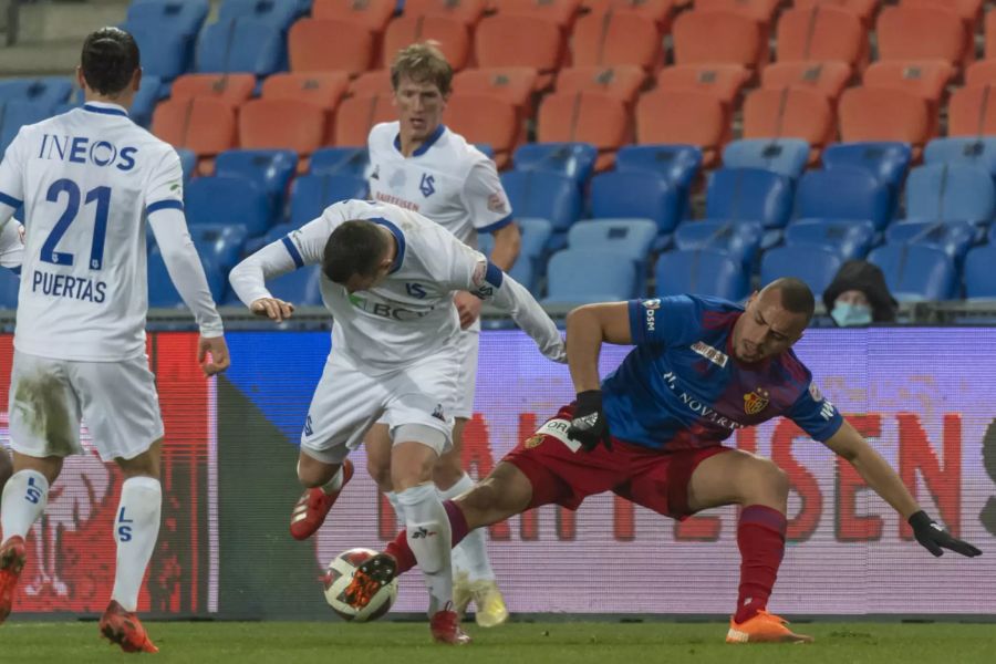 Basels Arthur Cabral (r.) kämpft mit Lausannes Stjepan Kukuruzovic (l.) um den Ball.