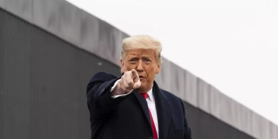 Donald Trump bei einer Rede an der Grenzmauer zwischen den USA und Mexiko. Foto: Alex Brandon/AP/dpa