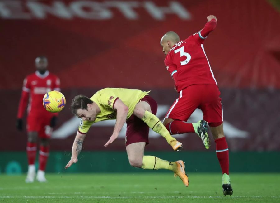 Fabinho kommt in einem Zweikampf zu spät.