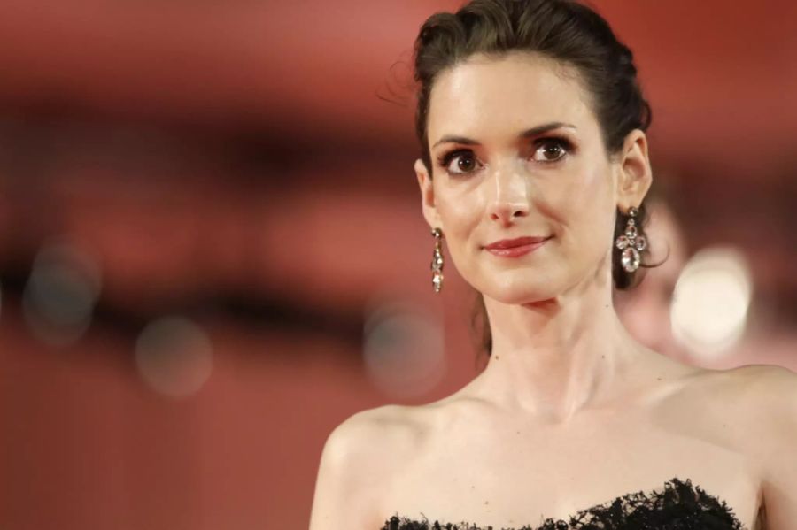 Sie hatte eine innige Beziehung mit Johnny Depp (57), doch verheiratet war «Stranger Things»-Star Winona Ryder (49) nie. Seit 2011 ist sie mit Designer Scott Mackinlay Hahn liiert.