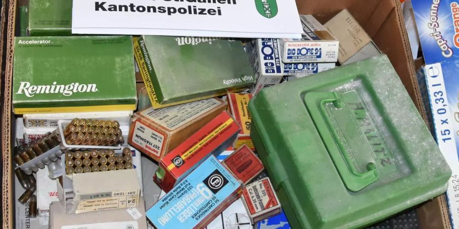 Die Waffen waren laut der Kantonspolizei dafür beabsichtigt gewesen, nach Österreich verkauft zu werden (Bild: Kantonspolizei St. Gallen)