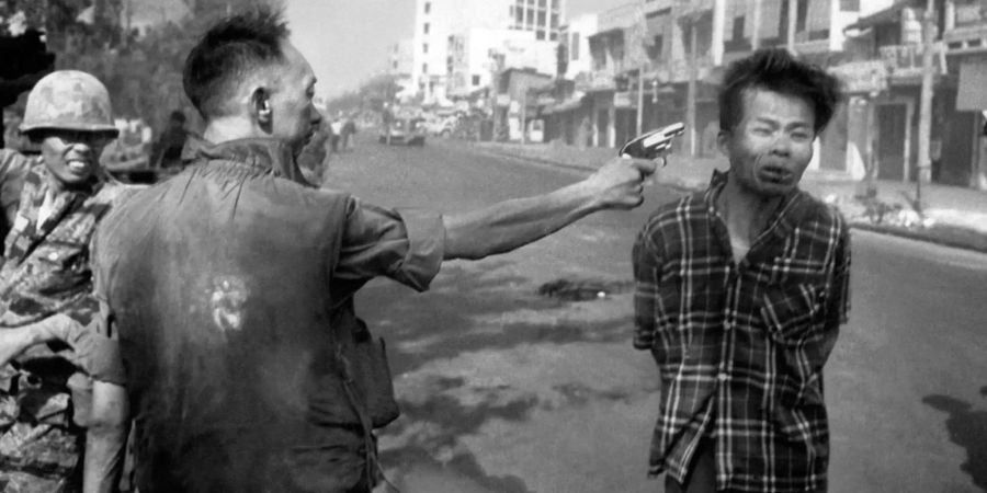 Erschiessung eines Vietcong Verdächtigen in Saigon durch einen Südvietnamesischen General.