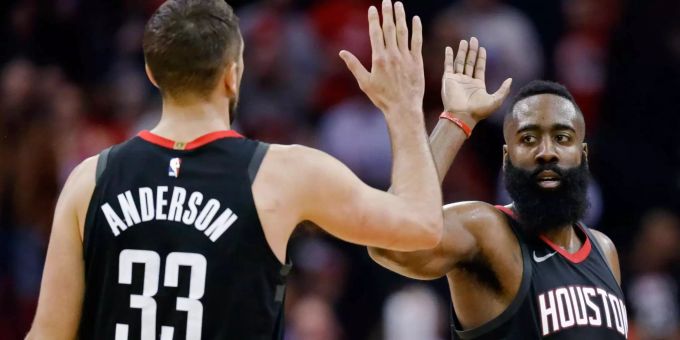 Starke Rockets: Houston siegt auswärst gegen die Spurs. Starke Rockets: Houston siegt auswärst gegen die Spurs.
