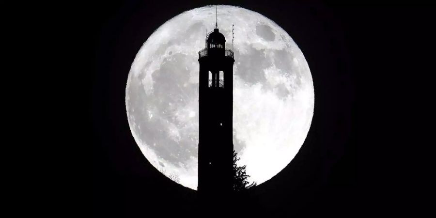 Besonders beeindruckend: Der «Supermoon» erhebt sich über einen Leuchtturm in San Maurizio in Brunate, in der Nähe von Como, Milan (ITA).