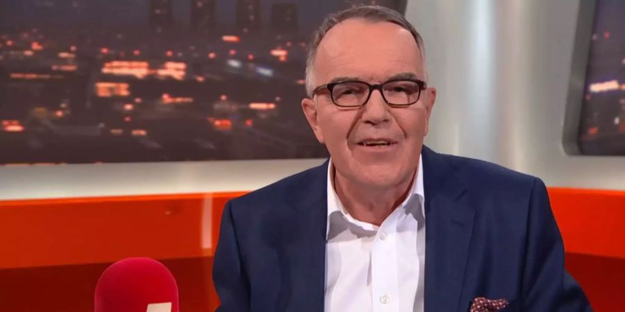 Markus Gilli moderiert das TalkTäglich auf TeleZüri.