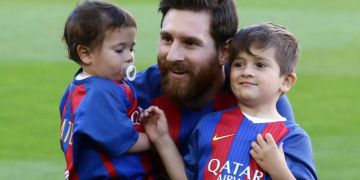 Lionel Messi hält zwei seiner Kinder im Arm