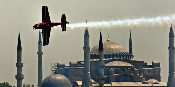 Ein Flugzeug fliegt vor einer Moschee in der Türkei. Recep Tayyip Erdogan