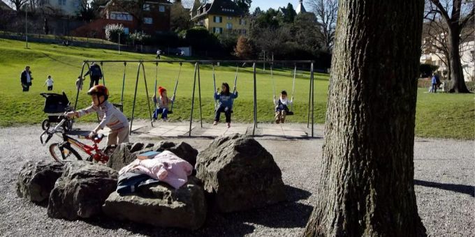 Kinder spielen auf einem Spielplatz in Zürich. spielplatz