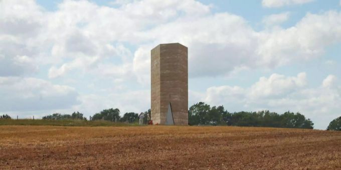Welche Rolle soll die Kirche und die Religion heute einnehmen, und wie steht die Politik dazu? Bruder-Klaus-Feldkapelle des Schweizer Architekten Peter Zumthor in Mechernich in der Eifel.