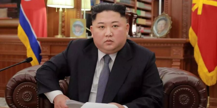 Nordkoreas Machthaber Kim Jong Un während der Neujahrsansprache. Foto: KCNA/dpa