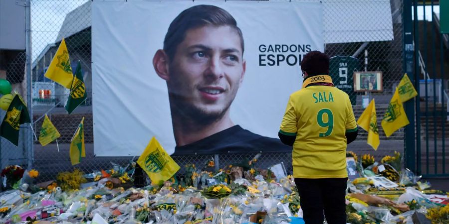 Ein Nantes-Fan steht vor einem Plakat von Emiliano Sala.