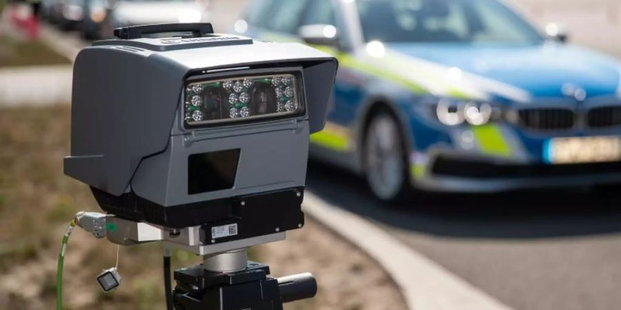 Eine transportable automatisierte Kennzeichenerkennungs-Anlage steht vor einem Polizeiauto in Nürnberg. Foto: Daniel Karmann