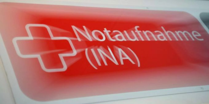 Schild weist zur Notaufnahme in Krankenhaus Schild weist zur Notaufnahme in Krankenhaus