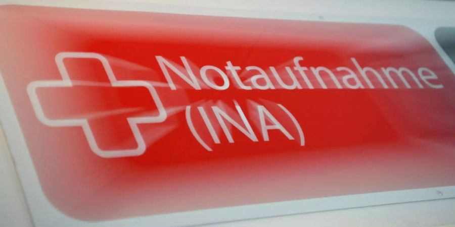 Schild weist zur Notaufnahme in Krankenhaus