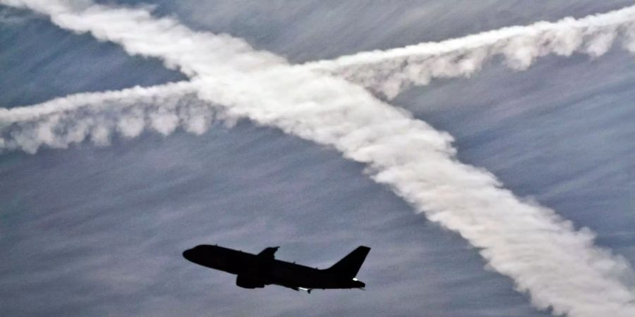 Kondensstreifen und Flugzeug am Himmel