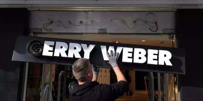 Ein Schild von «Gerry Weber» wird abmontiert.