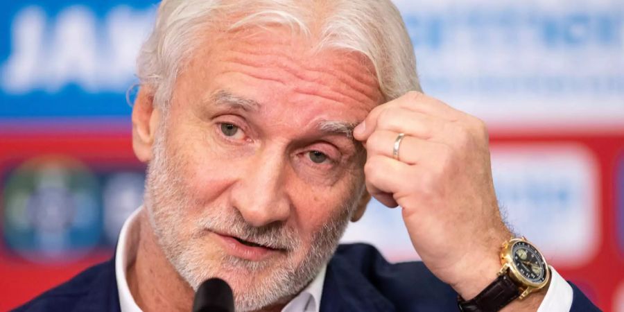 Rudi Völler an einer Pressekonferenz.