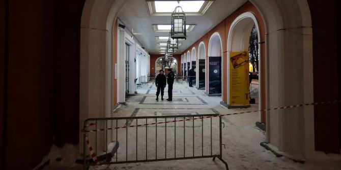 Russische Polizisten stehen am Eingang der staatlichen Tretjakow-Gale