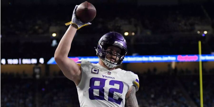 Trotz schwacher erster Halbzeit gewinnen die Vikings am Ende souverän: Mit dem 27:9 gegen Detroit bleibt Minnesota auf dem Wild-Card-Platz. Der Vorteil: Die Vikings haben ihr Schicksal in den eigenen Händen. Dazu müssen sie sich im letzten Spiel gegen Divisionssieger Chicago durchsetzen.