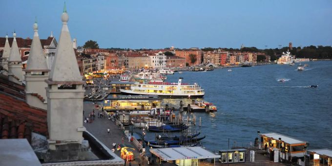 In Venedig sind Passagiere gestrandet. Blick auf eine Promenade in Venedig.