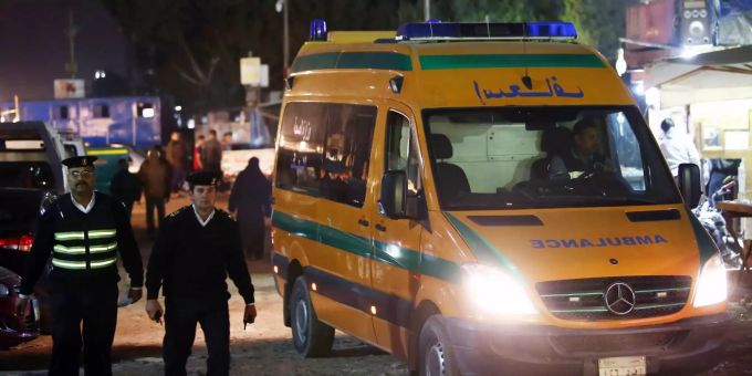 Ein Krankenwagen steht nahe der Stelle, an der ein Polizist bei dem Versuch, eine Bombe zu entschärfen, ums Leben kam. Krankenwagen in Ägypten