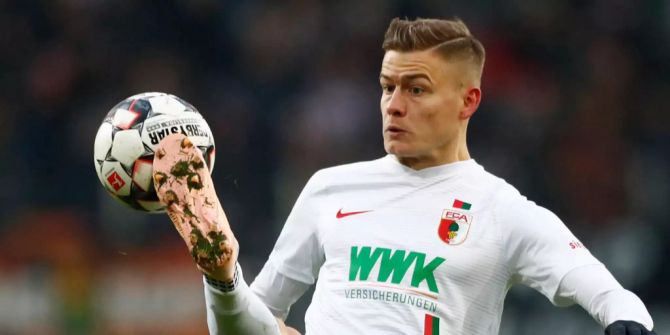 Alfred Finnbogason nimmt einen Ball ab.