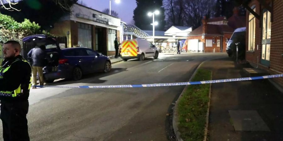 Ein Polizist im Bahnhof von Horsley.